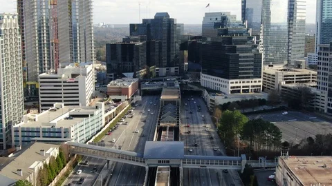 Expressway traffic running through Buckhead in Atlanta Видео 104261212