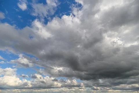 An Exquisite and Dramatic Cloudscape Showcasing a Blue Sky Adorned with Flu.. 스톡 사진