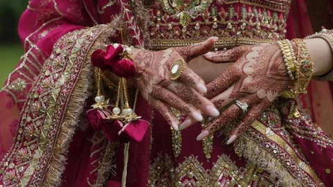 An Exquisite Elegant Bridal Henna Design Complementing Traditional Attire for Vídeos de archivo 314577366