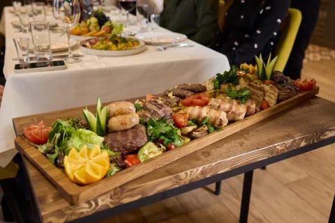 An Exquisite Gourmet Platter featuring an array of Succulent Meats alongside Foto stock