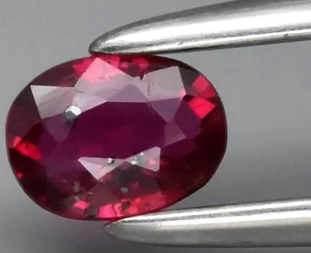 Exquisite Polished Ruby Gemstone Displayed with Precision in Close-Up 写真素材