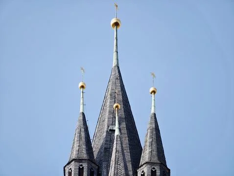 Exquisitely designed high structures featuring luminous gold peaks and orna.. Фото
