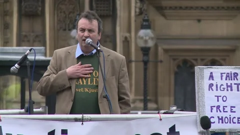 Ext Day Westminster - Gerry Conlon addresses protestors outside Westminster Stock Footage 170559105