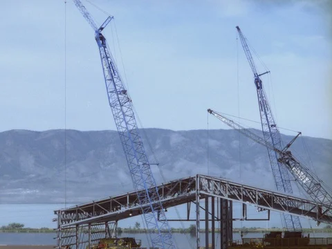 EXT DAYFACTORY- CRANES AND CONSTRUCTION 動画素材 75372069