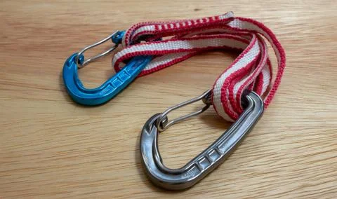 Extendable quickdraw with a pair of wire gate carabiner and a dyneema sling Foto stock