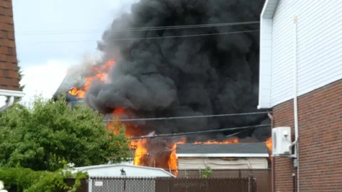 Extended one minute sequence of house on fire burning in heavy flames Vidéo 97685994