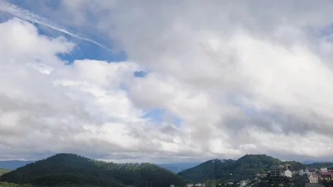 Extended Time-lapse of Clouds Moving Over Green Forested Mountains in Vietnam 動画素材 314061976