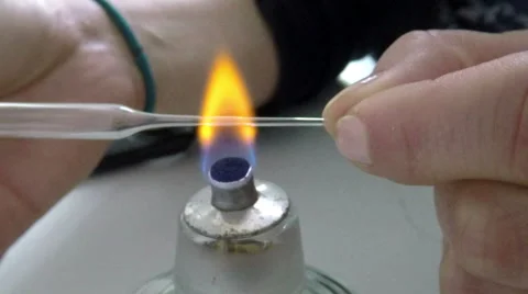 Extending glass pipette tip 스톡 동영상 68662603