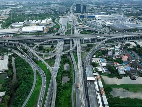 Extensive Multi Level Highway Interchange Weaving Through Urban Landscape H.. 库存照片