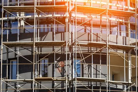 Extensive scaffolding providing platforms for work in progress on a new apart Foto stock