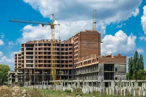 Extensive scaffolding providing platforms for work in progress on a new apart Foto stock
