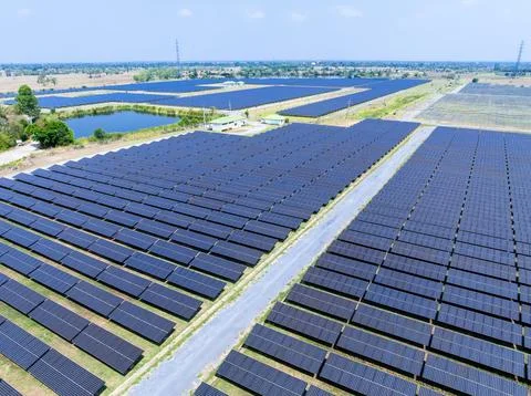 Extensive Solar Panel Array Captures Renewable Energy In A Rural Landscape .. 库存照片
