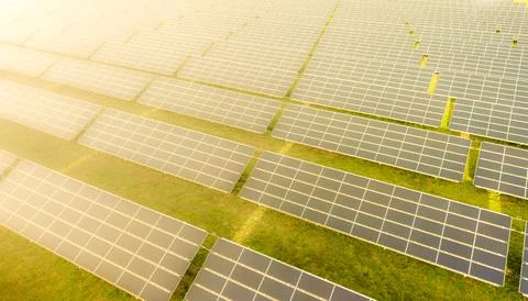 Extensive solar panel field capturing sunlight for renewable energy productio Fotos de archivo