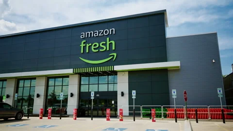 Exterior of Amazon Fresh store . The store building displays the Amazon Fresh 库存影片 312338431