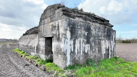 Exterior and internal view of a World War I bunker in a field. Vídeos de archivo 333196249