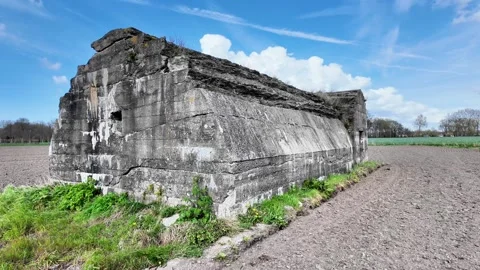 Exterior and internal view of a World War I bunker in a field. Vídeos de archivo 333196254