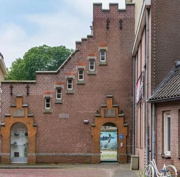 Exterior brick building with multiple windows and a doorway Fotos de archivo