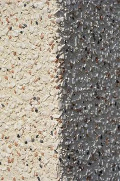 Exterior corner of pebble dash wall with white and brown stones Foto stock