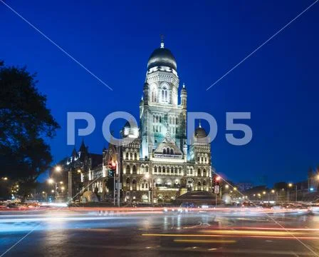 Exterior of Mumbai Municipal Corporation building at evening rush hour, Mumba Stock Photos
