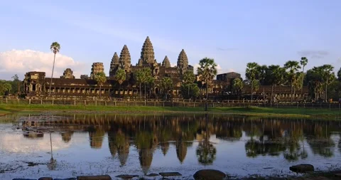 Exterior view of Angkor Wat, largest Hindu and Buddhist religious monument .. Vídeos de archivo 289263535