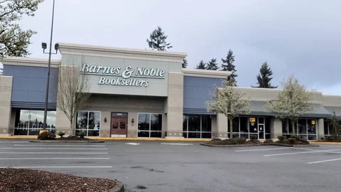 Exterior view of Barnes and Noble closed for social distancing Stock Footage 127400933
