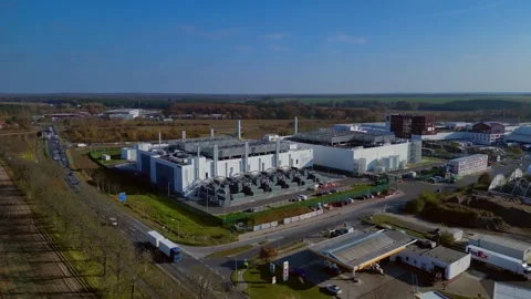 Exterior view bIg Data center building, global cloud computing. Dramatic aerial Stockbeeldmateriaal 321784586
