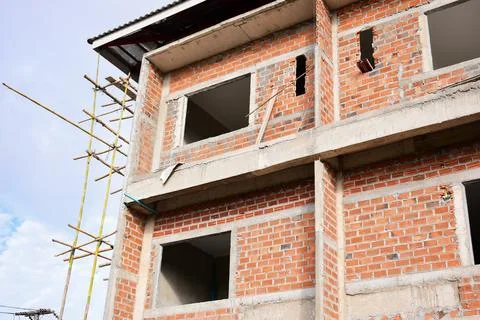 Exterior view of brick house under construction with concrete structure Foto stock