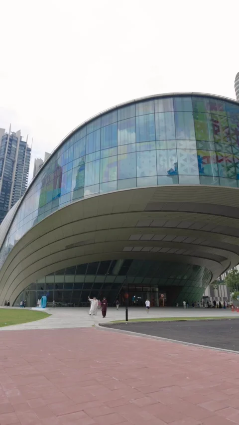 Exterior view of Ombak KLCC in Kuala Lumpur Vídeo Stock 346506557