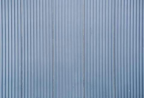 Exterior wall with symmetrical parallel lines design Stockfoto's