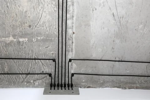 External black electrical wiring on the ceiling Foto stock
