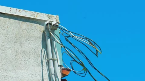 External building service mast with exposed electrical utility wiring Vidéo 337306581