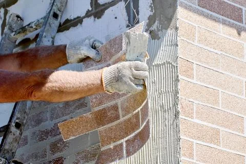 External cladding of facade house with thin faux brick panels, construction.. Fotos de archivo