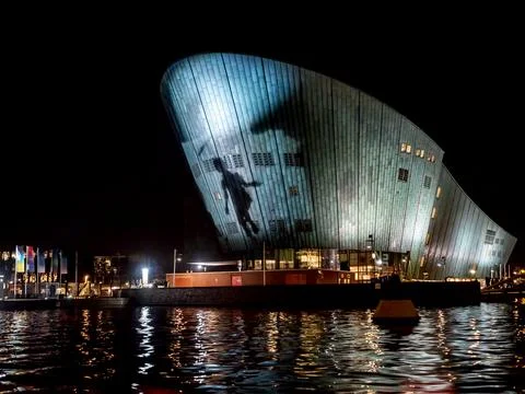 External night view of the NEMO Science Museum in sight Foto stock