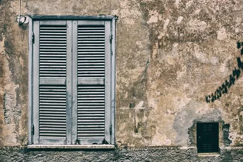 External view of an ancient vintage window of a medieval town in Italy, Europe. 스톡 사진