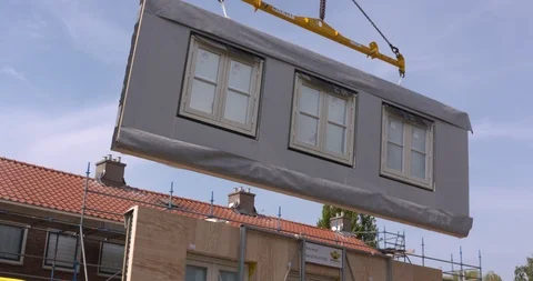 External wall insulation on property - hoisting a prefabricated panel Видео 115152903