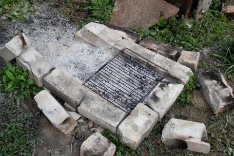 Extinct bonfire on which barbecue was prepared. Foto stock