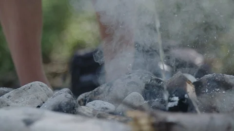 Extinguish a camp fire 動画素材 90039485
