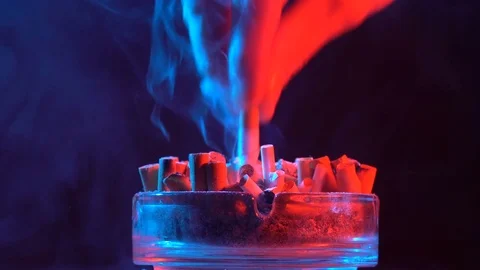 Extinguish a cigarette in an ashtray Video stock 75116509