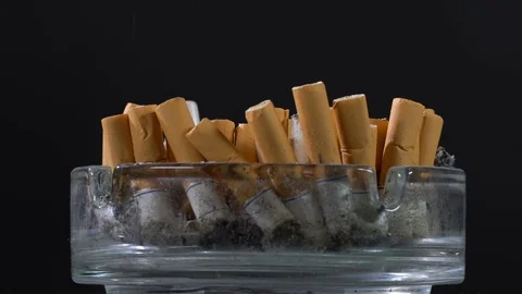 Extinguish a cigarette in an ashtray Видео 75604143