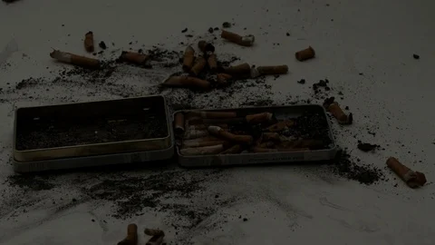 Extinguish the cigarette Stockbeeldmateriaal 76093953