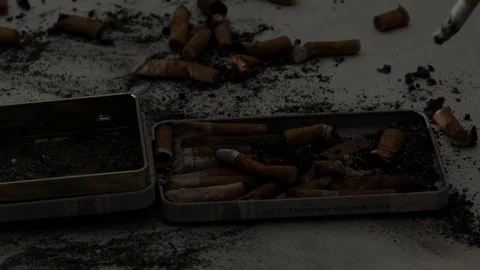 Extinguish the cigarette Stockbeeldmateriaal 76094289