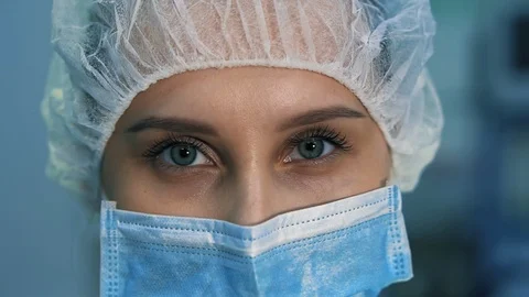 Extra close-up of the eye tired assistant surgeon. 库存影片 113664081