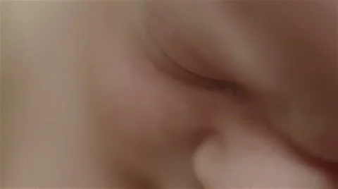 Extra close up macro of little sleeping newborn baby face nose detail Vidéo 50158405