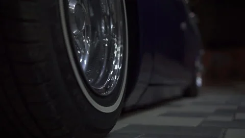 Extra close-up of a wheel of a classic car and a camera flight along the body Stockbeeldmateriaal 159159166