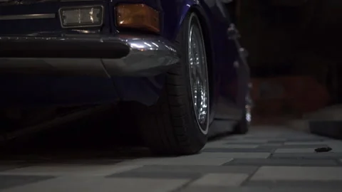Extra close-up of a wheel of a classic car and a camera flight along the body Stockbeeldmateriaal 159702474