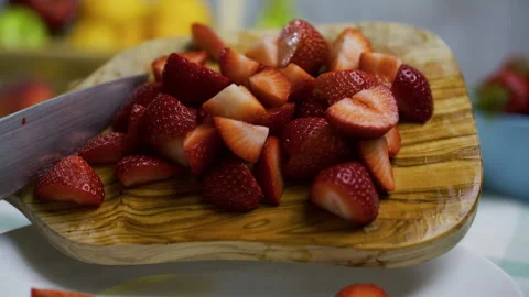 Extra closeup of knife moving sliced strawberries from cutting board to plate, Vídeo Stock 341026994