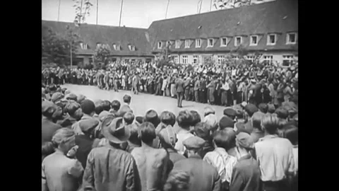 Extra cruel German concentration camp guards are tried in front of their victims Vídeos de archivo 137252604