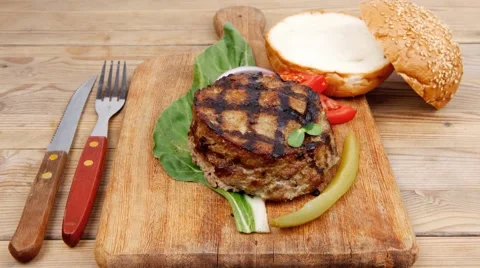 Extra thick hot beef meat hamburger lunch on wooden plate Vídeos de archivo 68857907