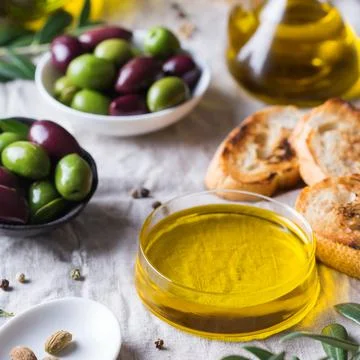 Extra virgin olive oil on a table Foto stock