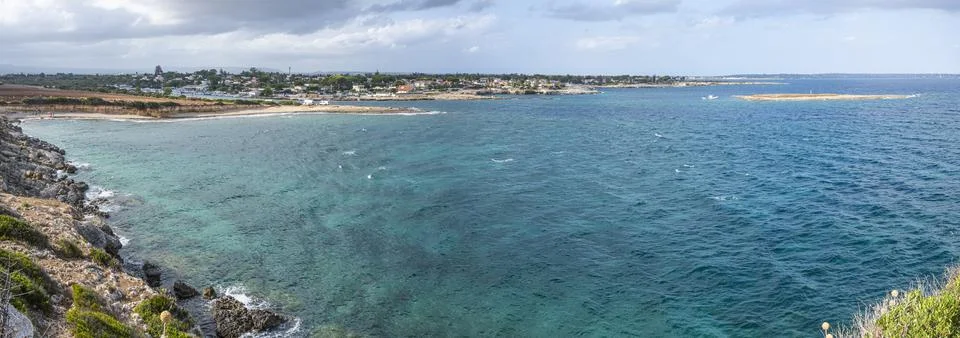 Extra wide angle view of The beautiful Ognina beach in Syracuse with turquois Foto stock